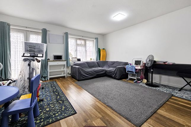 Bramble Close, Stanmore HA7 2 bed maisonette for sale