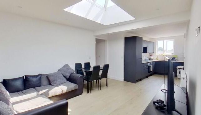 North Road, Lancing BN15 2 bed flat for sale