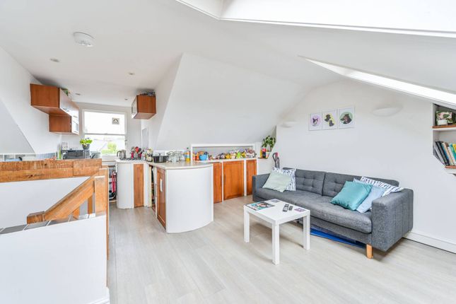 Heyford Avenue, Vauxhall, London, SW8 3 bed flat for sale