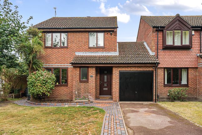 3 bed link detached house