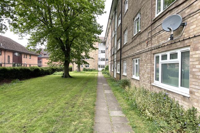 35 Rushy House New Barn Avenue... 2 bed flat for sale