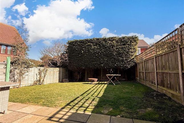 3 bed link detached house