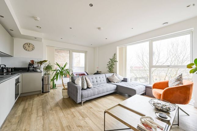 Pontoon Reach, Docklands, London, E16 3 bed flat for sale
