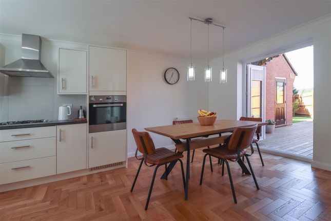 3 bedroom link detached house for sale