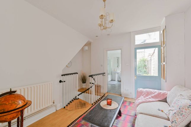 Garratt Lane, Earlsfield, London, SW18 3 bed maisonette for sale