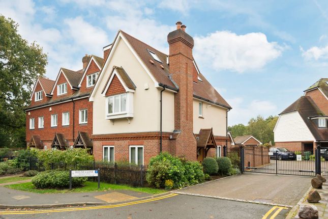 Rouse Close, Weybridge, Surrey, KT13 4 bed semi