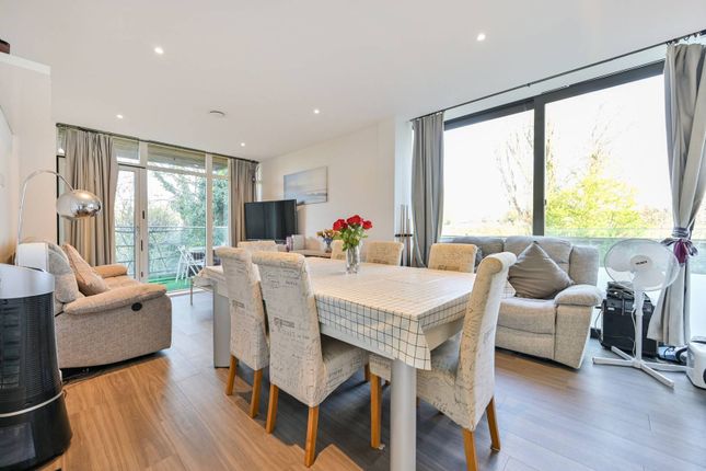 Frazer Nash Close, Isleworth, TW7 3 bed flat for sale