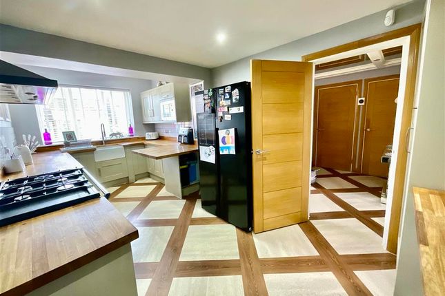 4 bed detached house