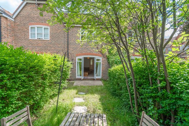 Greenfield Drive, London, N2 2 bed terraced house for sale