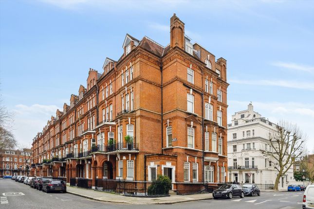 Elm Park Gardens, London, SW10 3 bed flat for sale