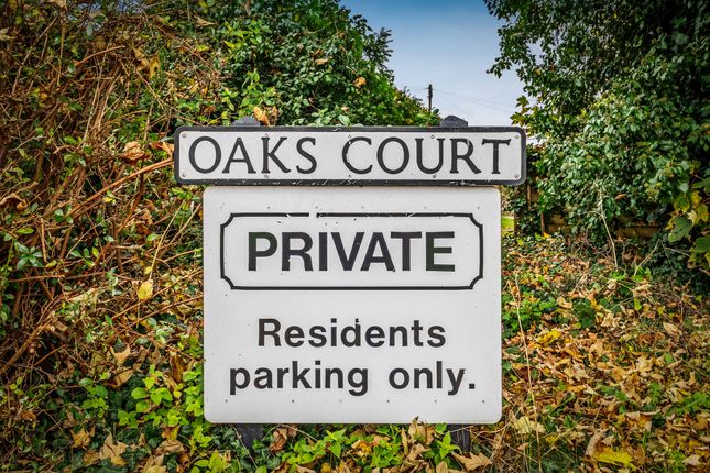 Oaks Close, Leatherhead, Surrey, KT22 3 bed terraced house for sale