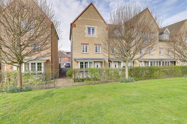 Tagalie Square, Worthing BN13 4 bed end of terrace house for sale