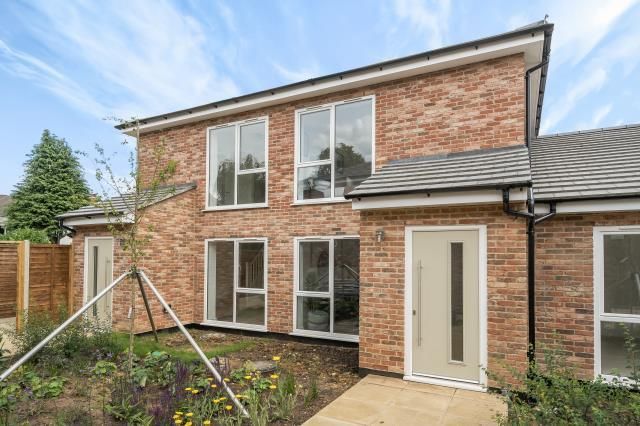 Champagne Walk,  Finchley,  London,  N3 2 bed semi