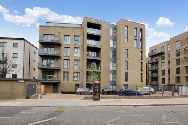 Green Lanes Walk, London 3 bed flat for sale