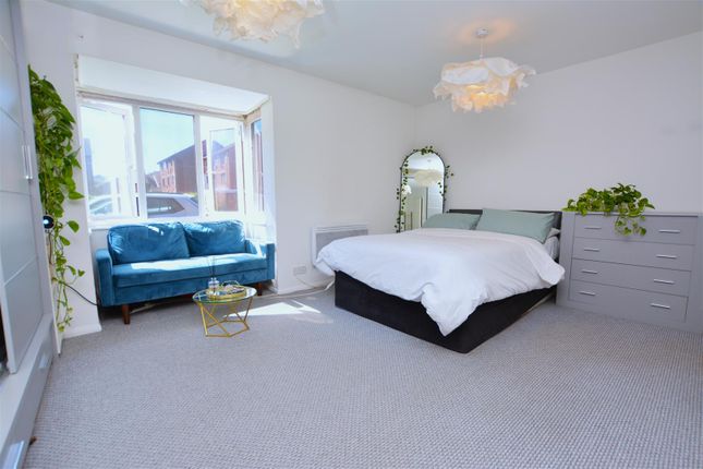 Gilpin Close, Mitcham CR4 Studio for sale