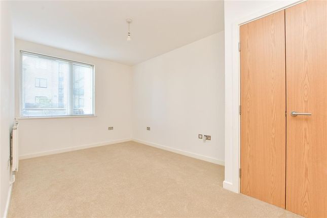 Russells Crescent, Horley, Surrey 2 bed apartment for sale