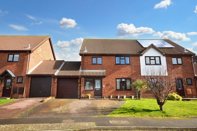Middlemead, Folkestone CT19 3 bed semi