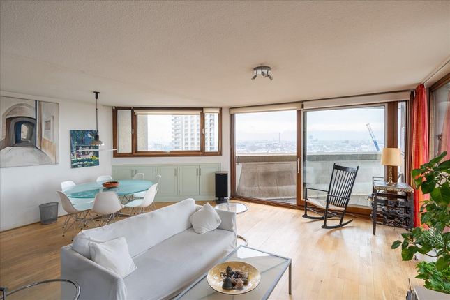 Cromwell Tower, Barbican, London, EC2Y 3 bed apartment for sale