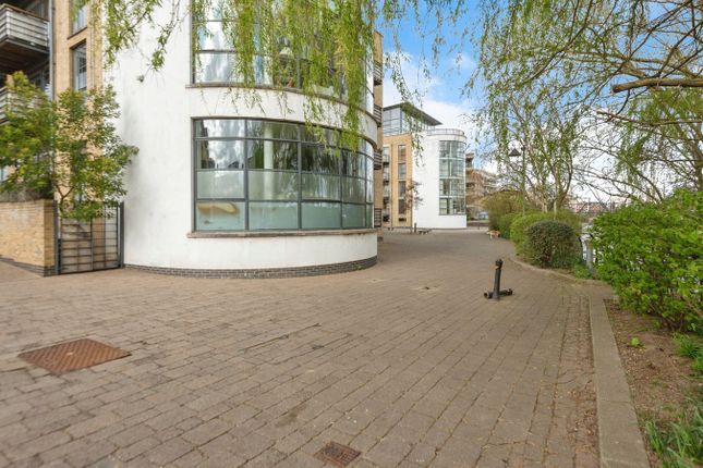 Ferry Lane, Brentford TW8 2 bed apartment for sale