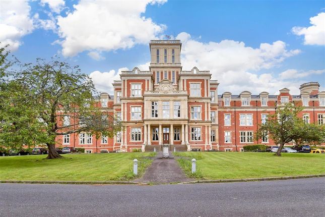 Royal Earlswood Park, Redhill, Surrey 2 bed flat for sale