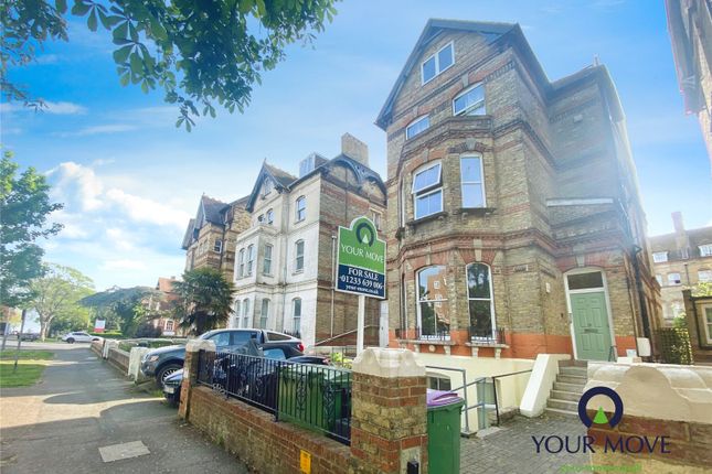17 Earls Avenue, Kent CT20 2 bed flat for sale
