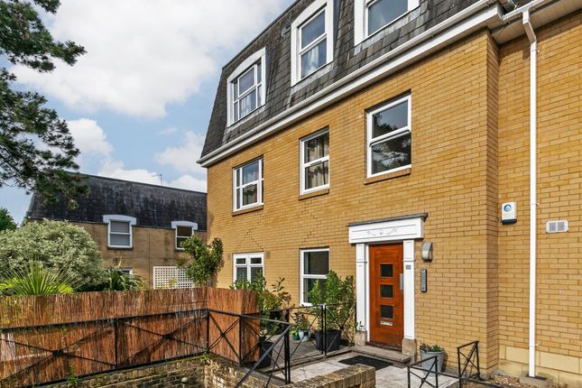 Barnes Close, Winchester, SO23 2 bed flat for sale