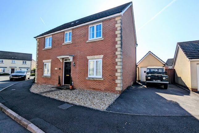 Llwyn Yr Eos, Carmarthen... 4 bed detached house for sale