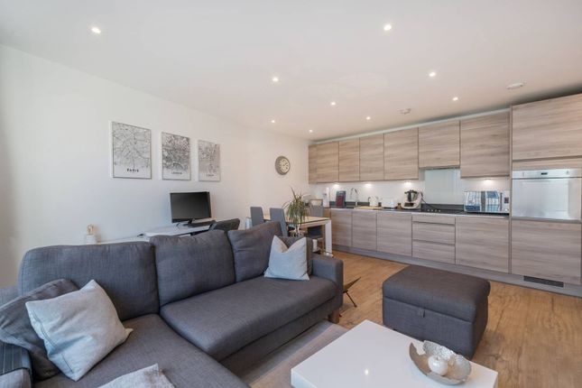 Lakeside Drive, Acton, London, NW10 2 bed flat for sale