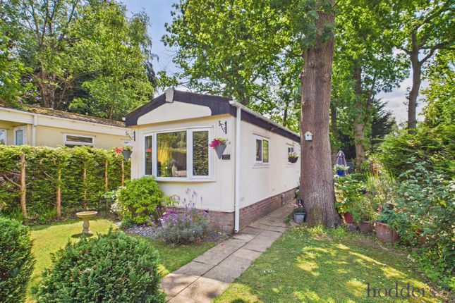 Fangrove Park, Lyne, Surrey, KT16 2 bed park home for sale