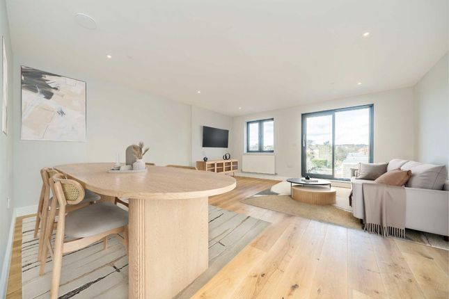 Kingston Road, Wimbledon SW20 2 bed flat for sale