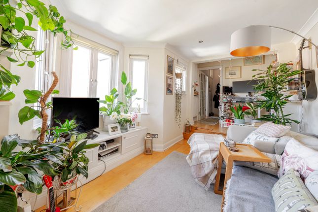 Chiswick Lane, Chiswick, London, W4 1 bed flat for sale