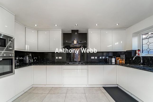 Crothall Close, Palmers Green, N13 5 bed detached house for sale