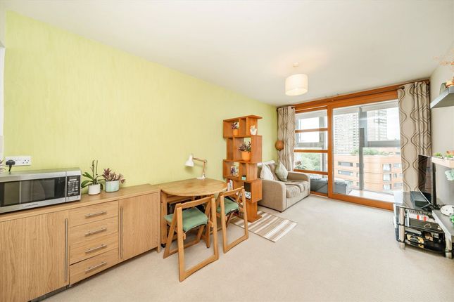 Lombard Road, London SW11 1 bed flat for sale
