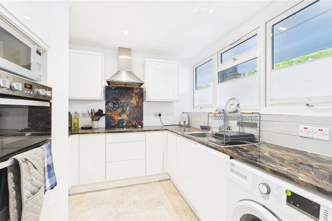 Pares Close, Surrey GU21 2 bed maisonette for sale
