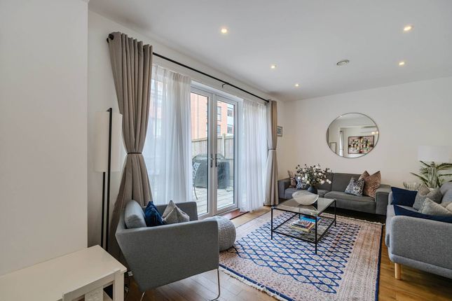 Reynard Way, TW8, South Ealing... 4 bed semi
