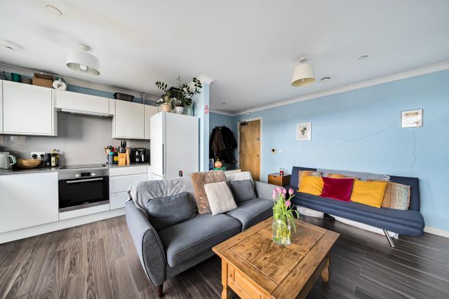 Garratt Lane, Tooting, London, SW17 2 bed flat for sale
