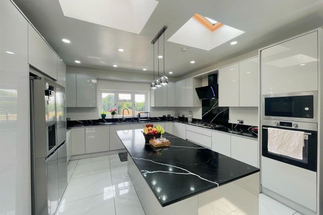 5 bedroom semi-detached house for sale