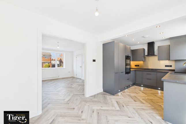 4 bedroom link detached house for sale