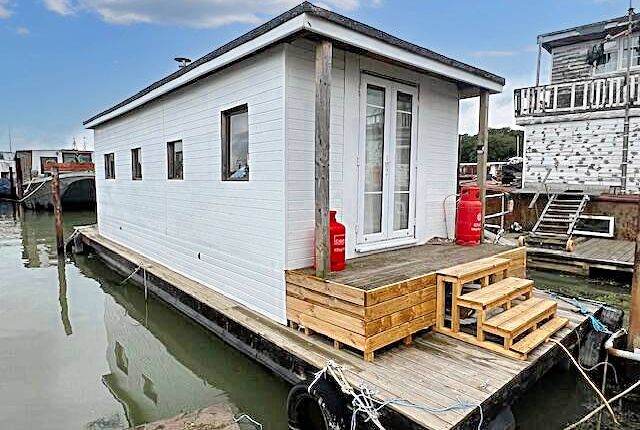 Vicarage Lane, Hoo ME3 2 bed houseboat for sale