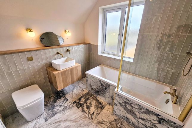 St. Johns Crescent, Hucknall... 3 bed semi