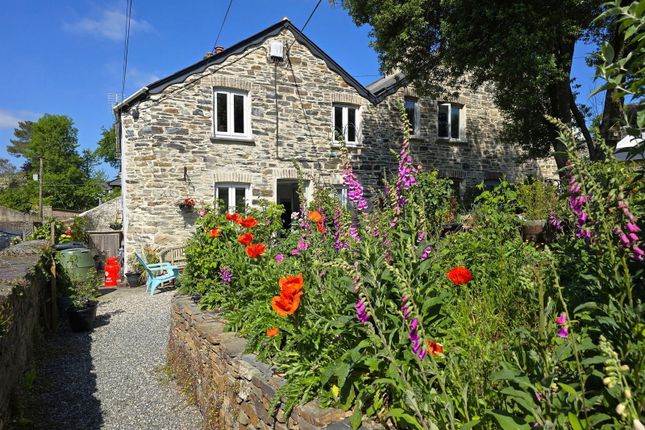 The Square, Callington PL17 3 bed terraced house for sale
