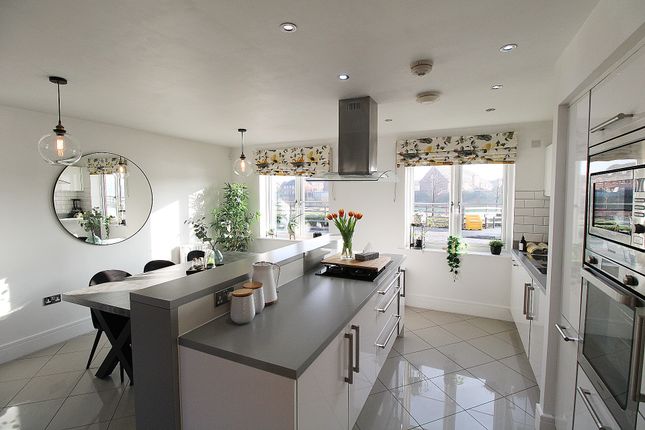 4 bed detached house