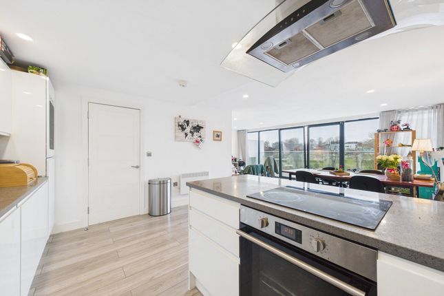 Swan Court., Hemel Hempstead, HP1 3 bed apartment for sale