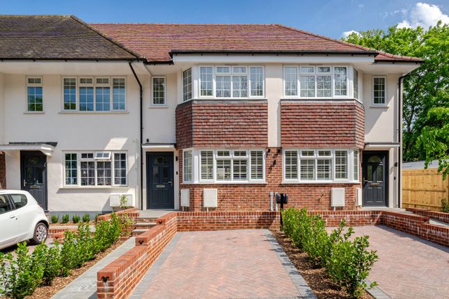 Castleview Road, Weybridge, KT13 2 bed semi