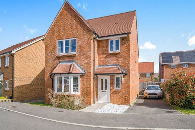 Square Field Way, Surrey GU12 3 bed detached house for sale