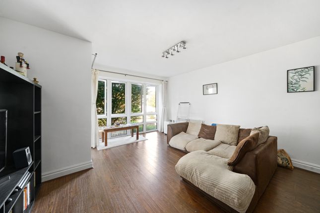 St. Davids Square, London, E14 3 bed apartment for sale