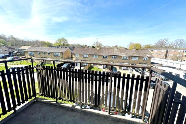 Weirbrook, CRAWLEY, West Sussex, RH10 2 bed apartment for sale