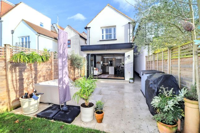 Green Lane, Hersham KT12 3 bed detached house for sale