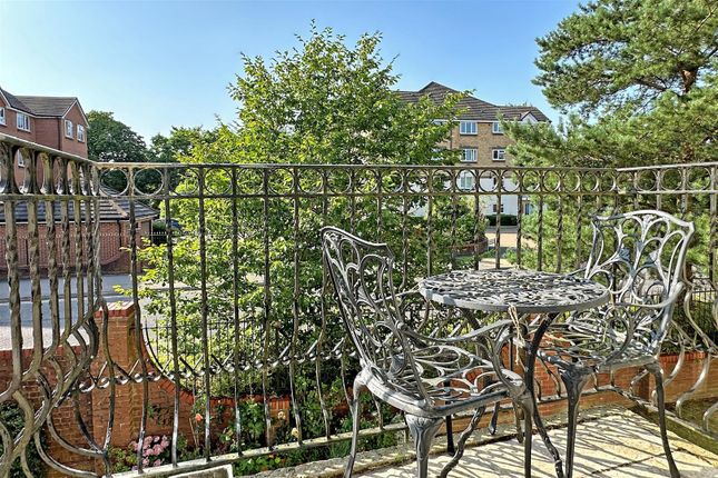 St. Annes Rise, Redhill 2 bed flat for sale