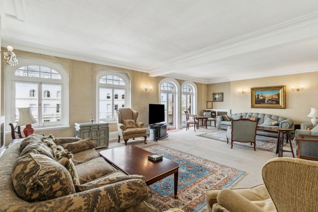 3 bedroom flat for sale